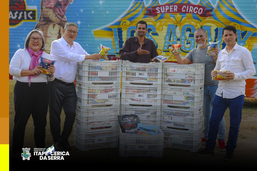 Circo Los Agady entrega alimentos ao Fundo Social de Solidariedade