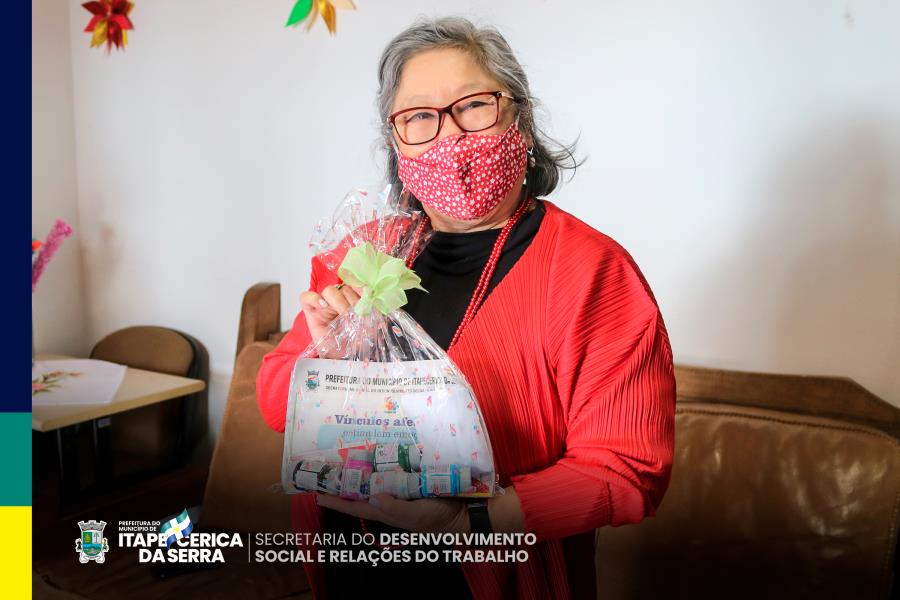 Desenvolvimento Social entrega kits para trabalhos manuais aos idosos