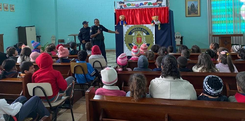 Guarda Civil de Itapecerica da Serra e de Embu das Artes apresentam Projeto LUZ e Projeto EDUCAFAN em Instituição de Ensino