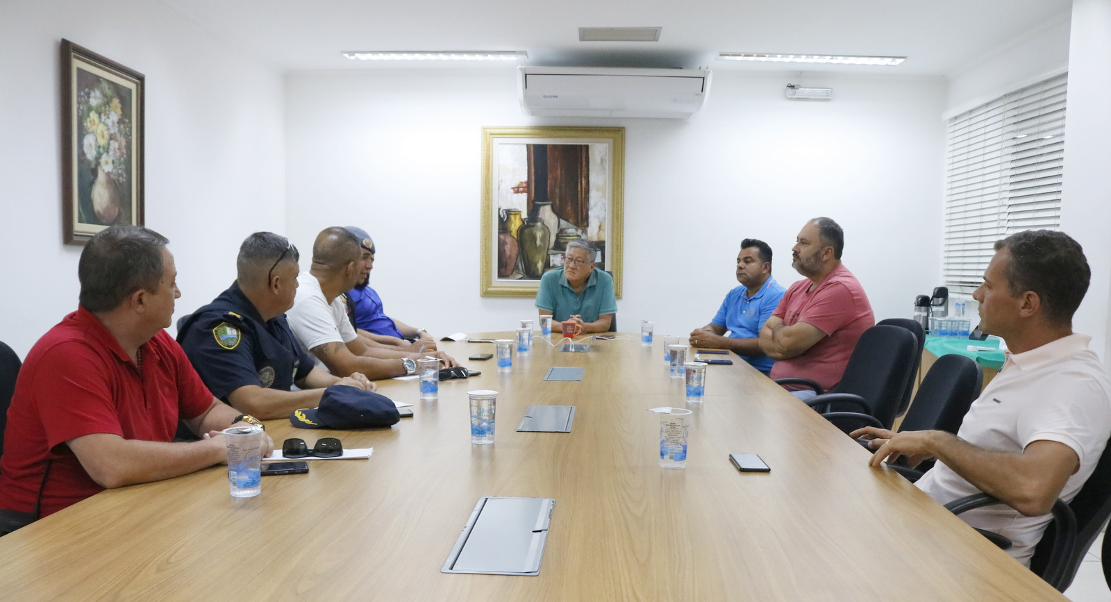 Representantes da Segurança de Itapecerica da Serra se reúnem no Gabinete do prefeito