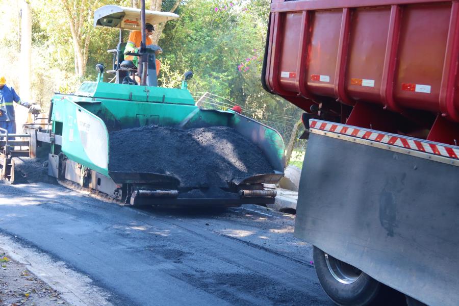 Prefeitura realiza pavimentação asfáltica na Estrada da Ressaca
