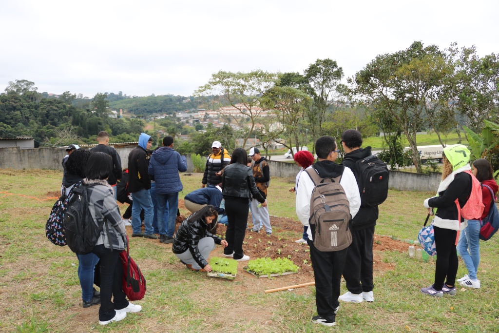 E. E. Natércia Cremm recebe Projeto Horta nas Escolas