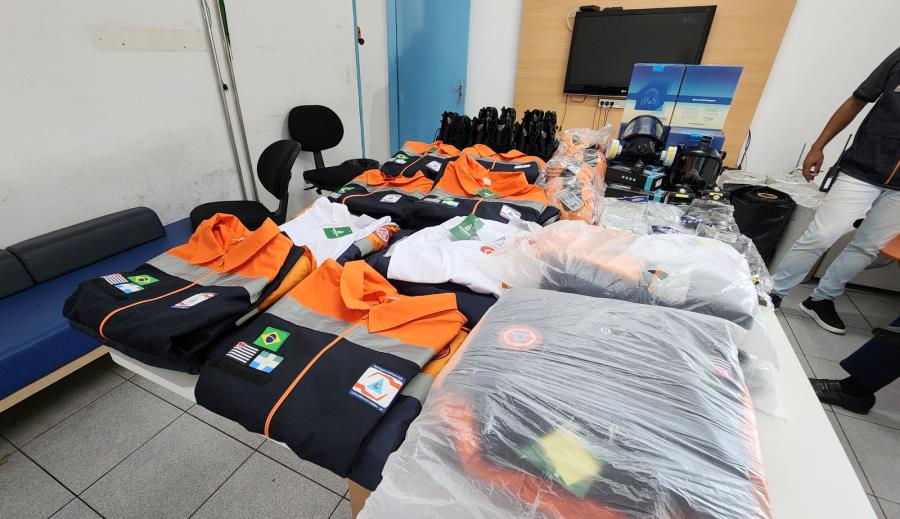Defesa Civil de Itapecerica da Serra entrega novos uniformes a agentes