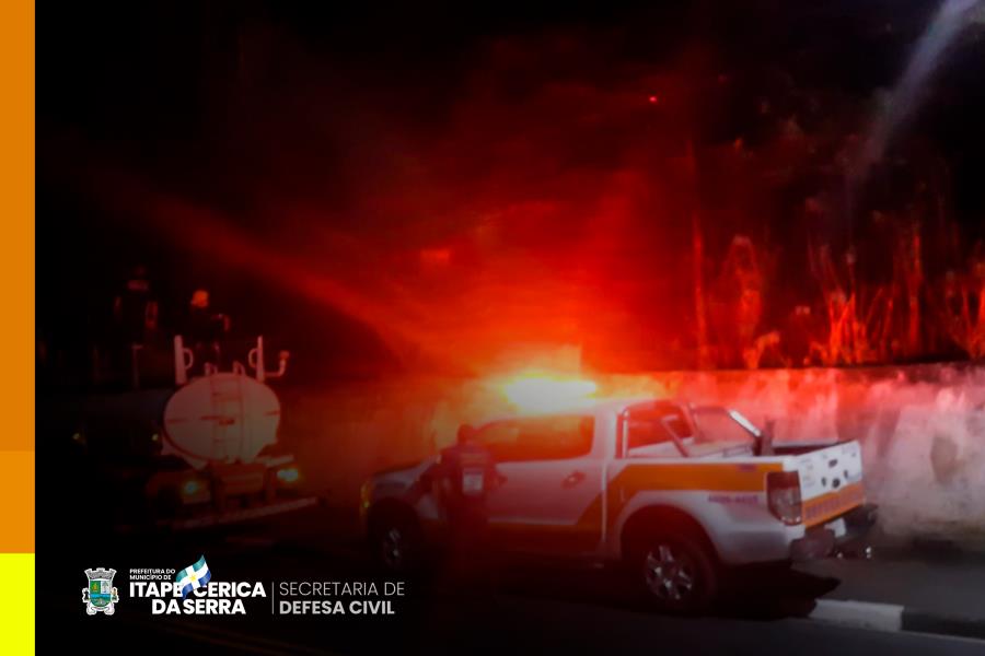 Defesa Civil de Itapecerica da Serra combate incêndio na região do Valo Velho