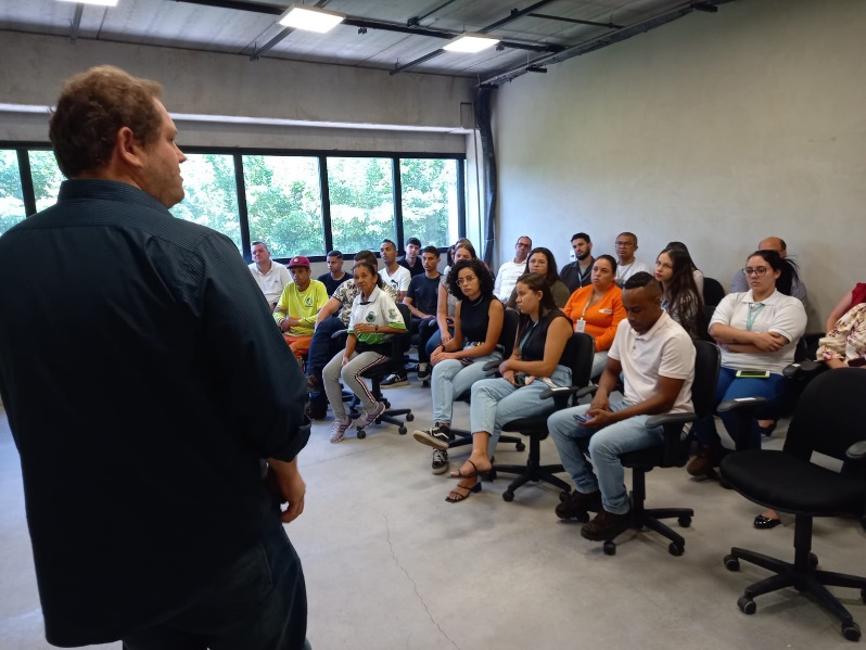 Prefeitura realiza palestra de conscientização sobre descarte de resíduos e coleta seletiva na SPMAR