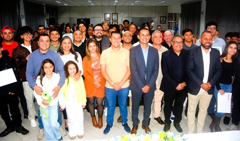 Prefeitura de Itapecerica da Serra entrega certificados de cursos gratuitos de TI em parceria com o SENAI