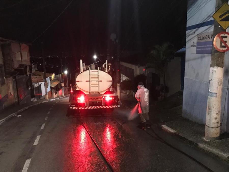 Prefeitura continua com a higienização das vias da cidade no combate à pandemia ao novo Coronavírus
