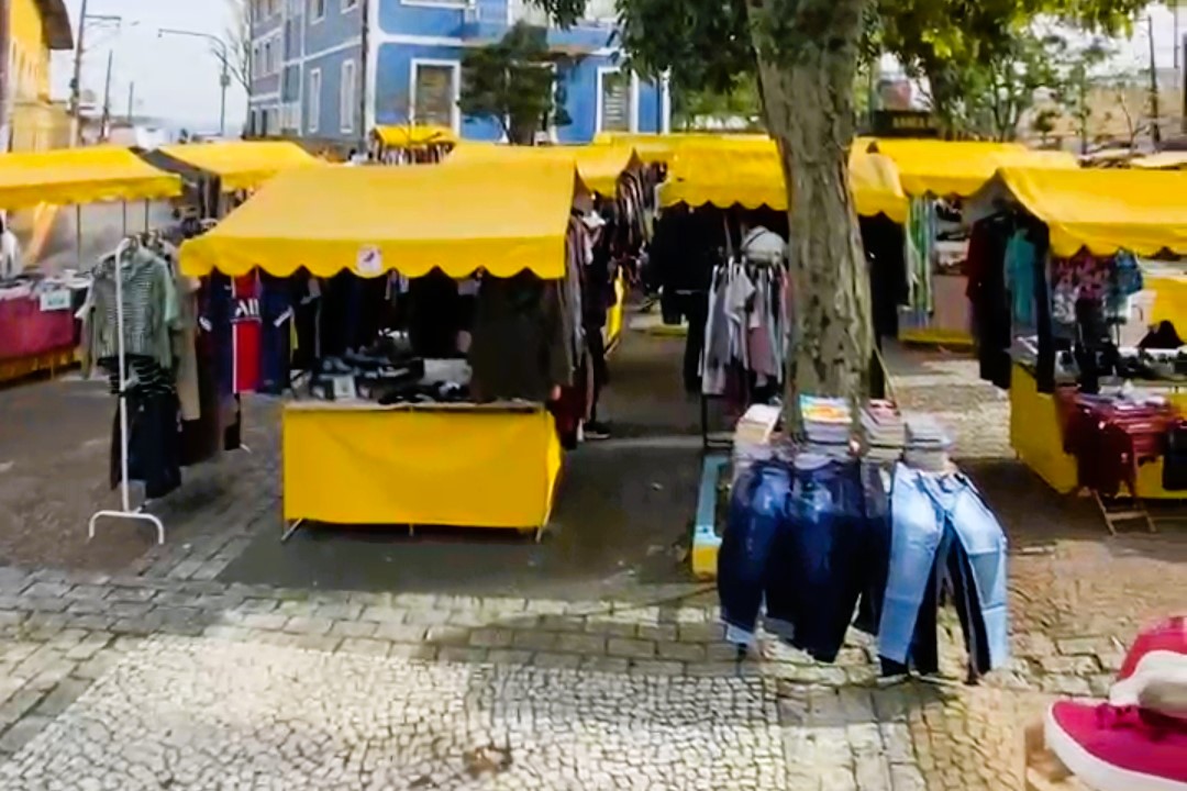Feira de Brechó incentiva economia criativa no Largo da Matriz