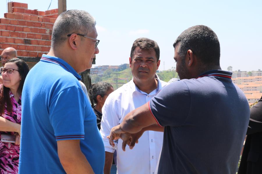 Moradores do Jardim do Carmo se reúnem com o prefeito, vereador e técnicos da Sabesp