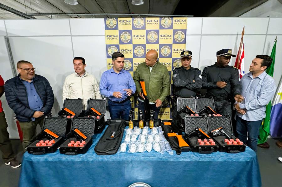 Prefeitura reforça segurança pública com entrega de armamentos não letais à GCM