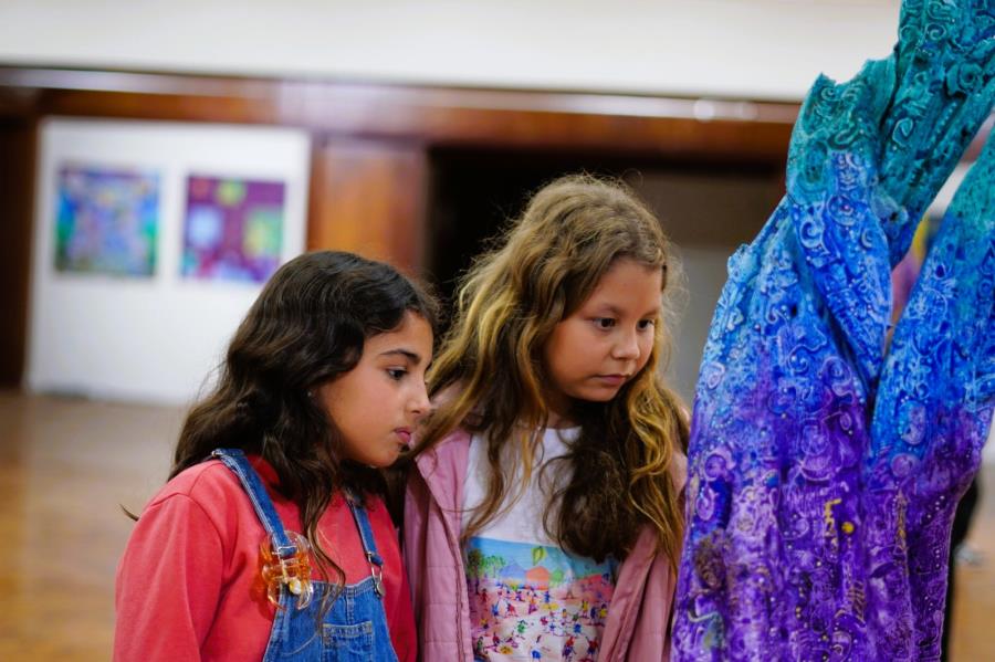 Alunos da Rede Municipal visitam exposição de Milton Takada no Parque do Povo