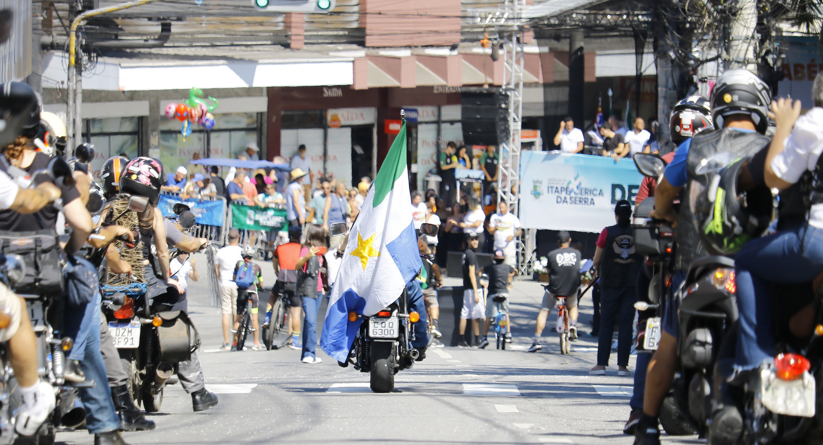 Desfile cívico atraiu centenas de pessoas, em clima de festa, pelo aniversário de Itapecerica da Serra