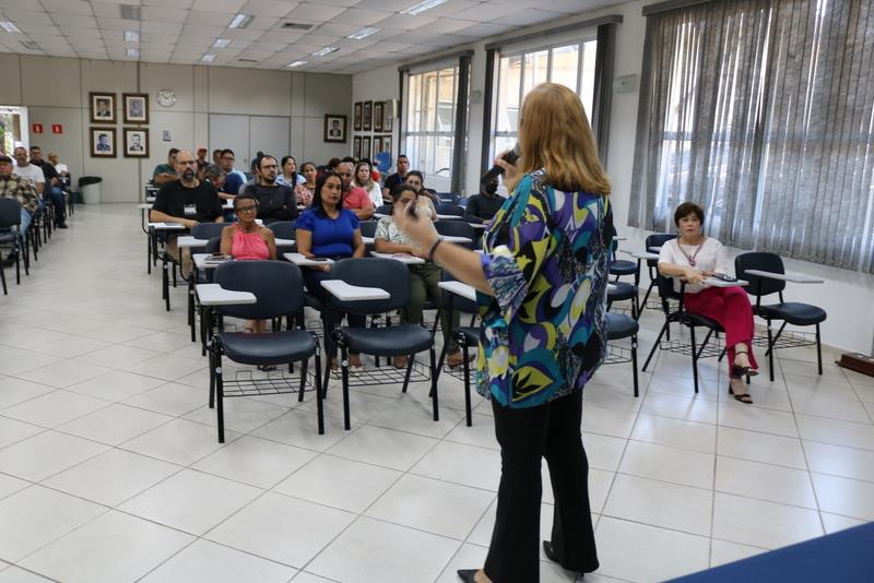 Palestra aborda dependência química e impactos do álcool e outras drogas
