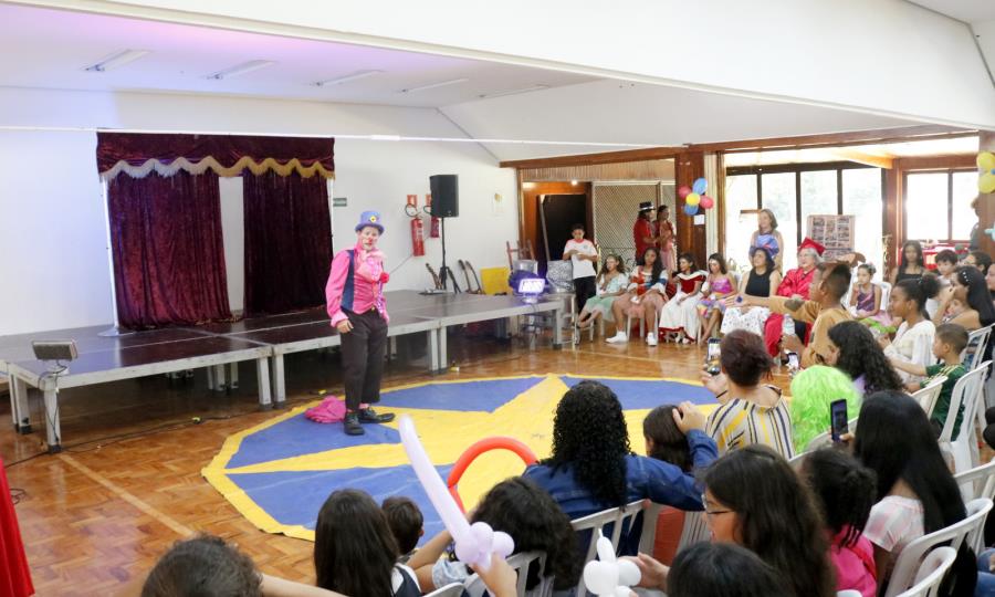 Crianças atendidas pelo CRAS participam do evento recreativo Fazendo Arte