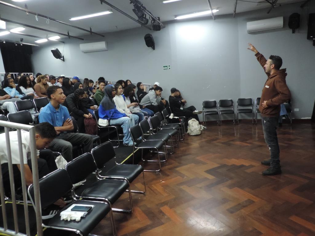 Alunos assistem ao filme Guardiões da Floresta em ação de educação ambiental