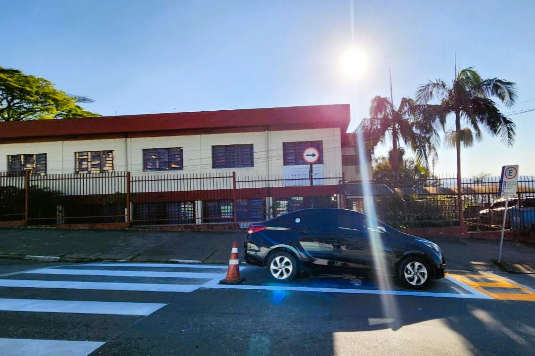 Prefeitura realiza manutenção de sinalização em frente às escolas para promover mais segurança no retorno às aulas