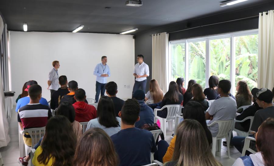 De aluno a professor: integrantes de projeto lecionam na escola de inglês que estudaram