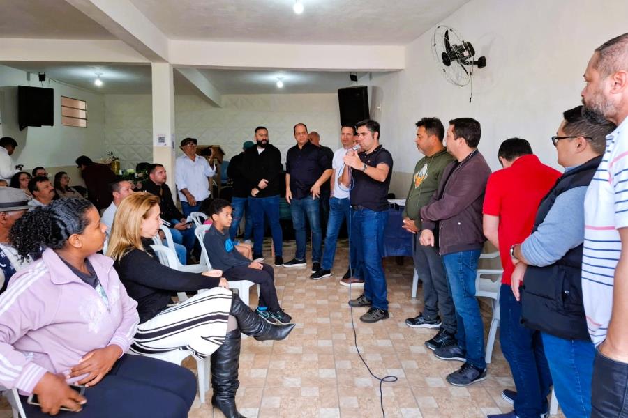 Prefeitura de Itapecerica da Serra entrega 32 escrituras para moradores da Mombaça