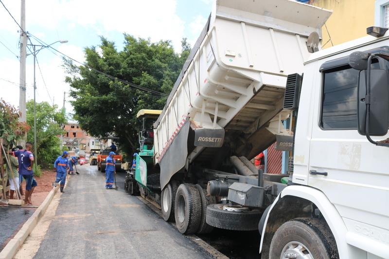Ruas do Valo Velho e região já estão recebendo obras de pavimentação e recapeamento da Prefeitura