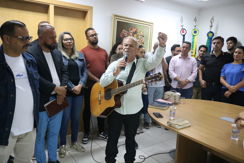 Prefeitura sedia culto evangélico no gabinete em momento de comunhão e fé