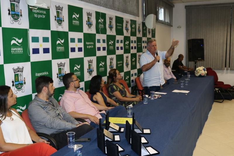 Prefeitura homenageia servidores pelos serviços prestados à cidade