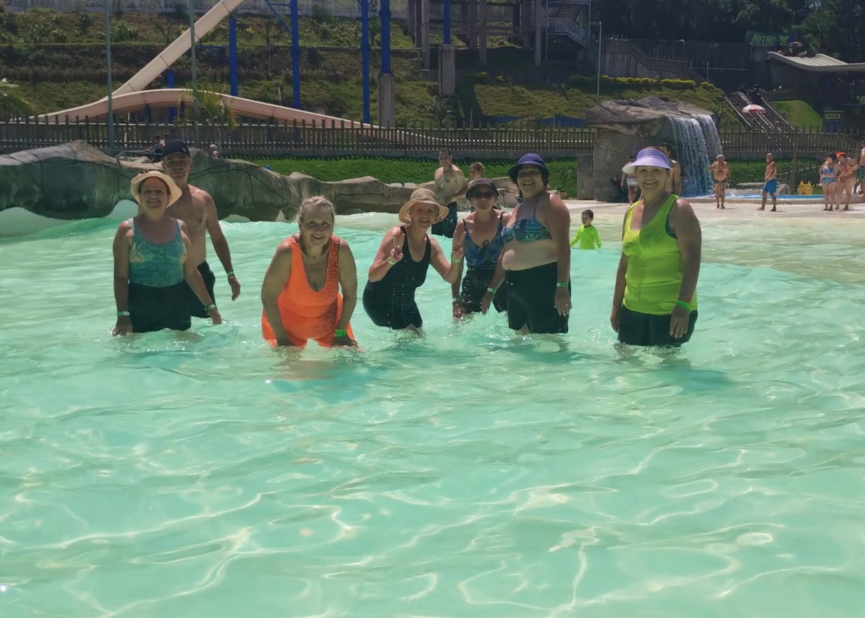 Prefeitura leva integrantes do Grupo 60+ a parque aquático em Suzano