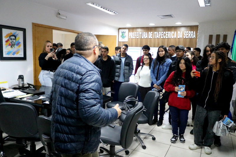Prefeitura proporciona experiência e conhecimento em visita de alunos