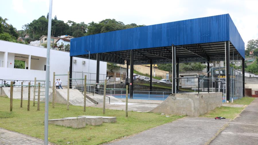 Prefeitura trabalha para entregar obra da Praça dos Esportes e da Cultura