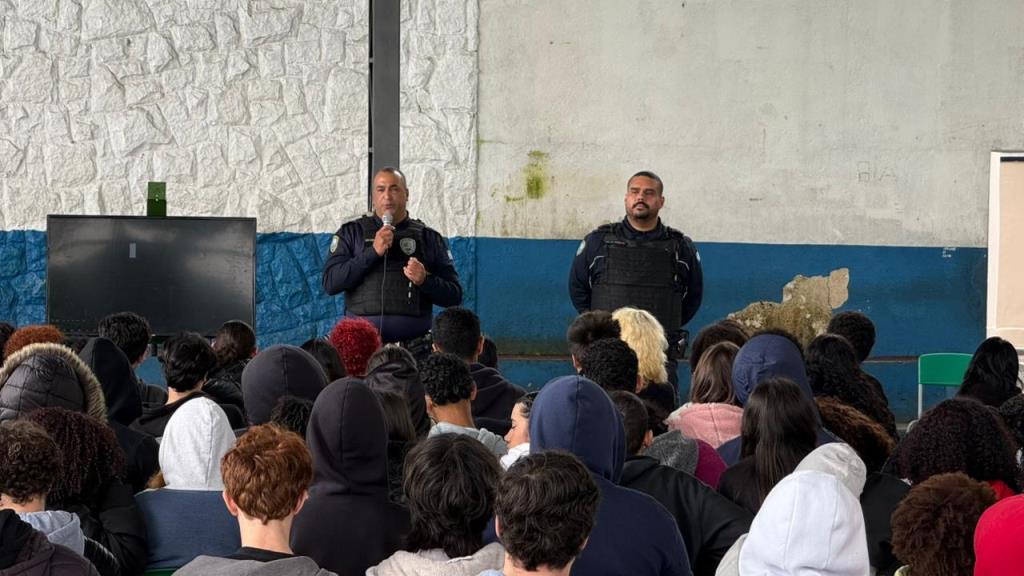 GCM participa da Feira das Profissões e Empreendedorismo em escola estadual