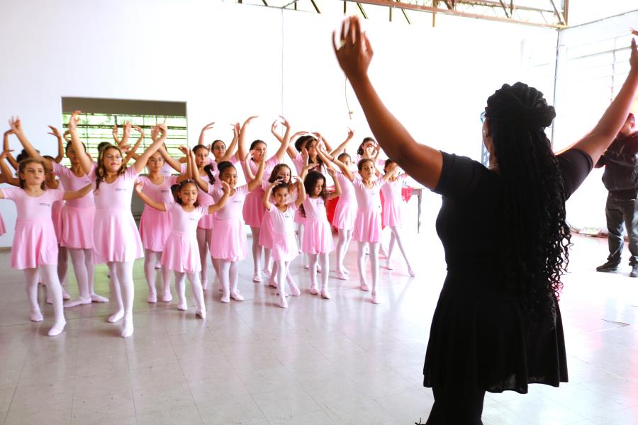 Prefeitura entrega uniformes para alunos de balé e amplia acesso à modalidade em mais seis bairros