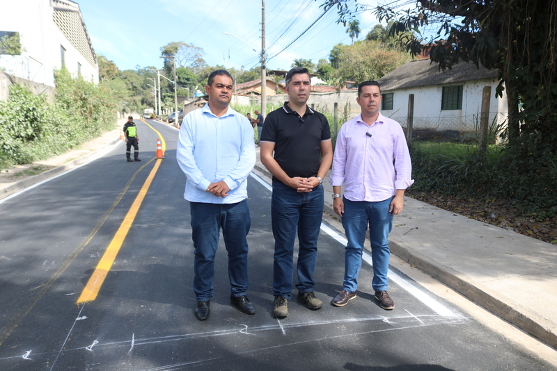 Prefeitura entrega primeira etapa de pavimentação da Rua Refúgio da Serra