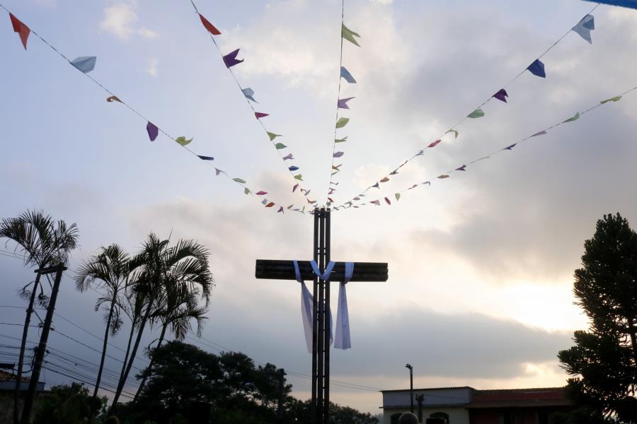 Tradicional Reza de Santa Cruz marca o início dos eventos em homenagem ao aniversário de Itapecerica da Serra