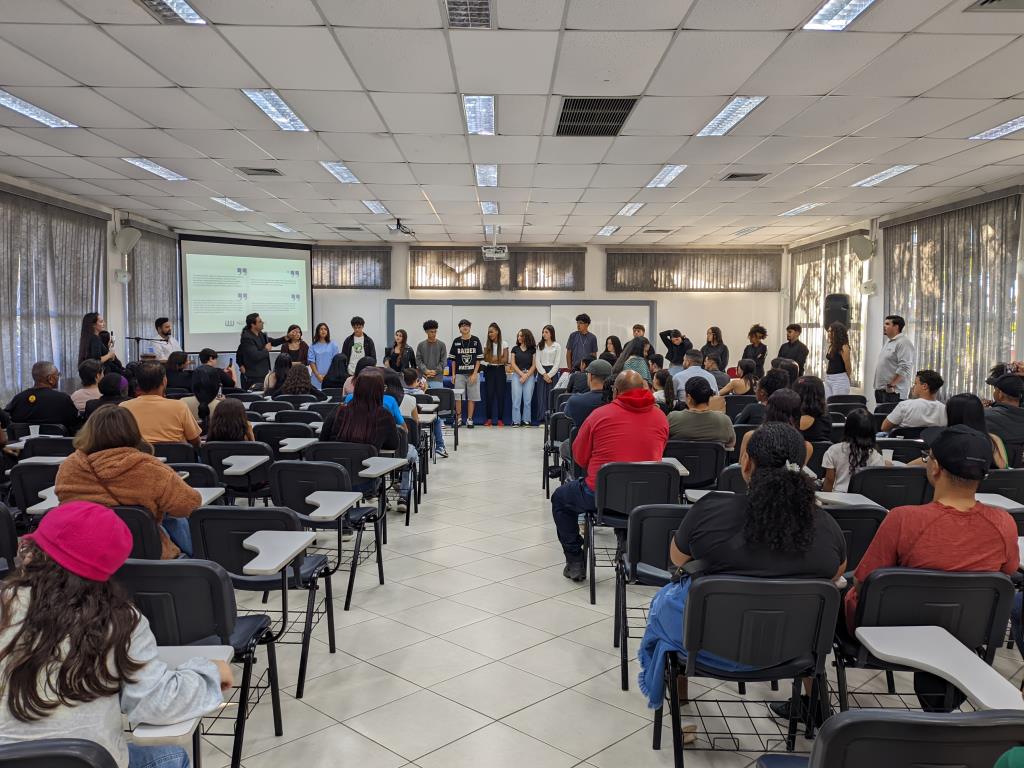 Prefeitura de Itapecerica da Serra forma 400 alunos em curso de Língua Inglesa para adolescentes