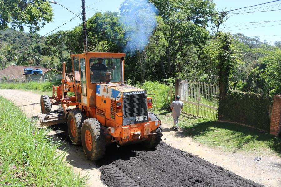 Ruas do bairro Itaquaciara recebem serviço de manutenção da Prefeitura