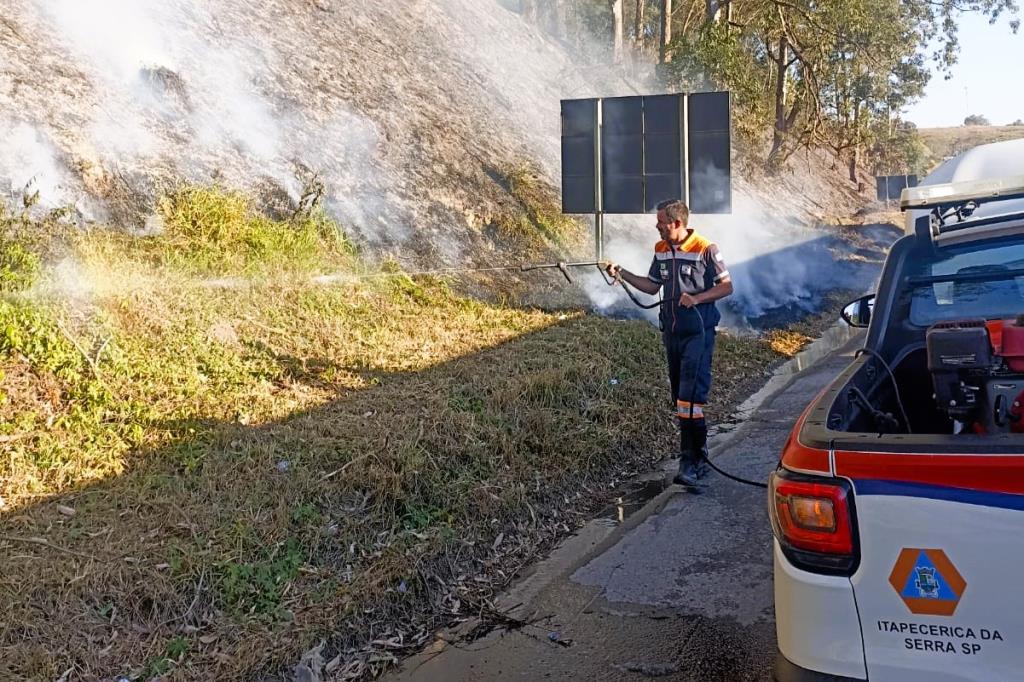 Ação rápida da Defesa Civil controla incêndio em vegetação na BR-116