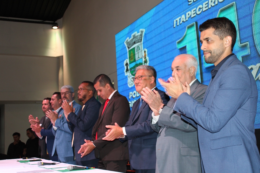 Câmara entrega homenagens durante Sessão Solene pelo aniversário do município; prefeito recebe título de Cidadão Itapecericano
