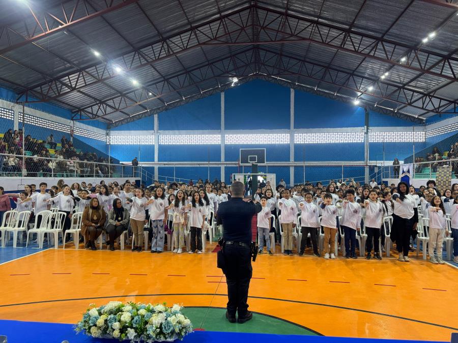 Alunos das escolas municipais se formam em programa de prevenção ao uso de drogas