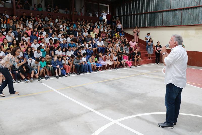Prefeitura entrega mais de 18000 kits de material escolar aos alunos da rede municipal de ensino
