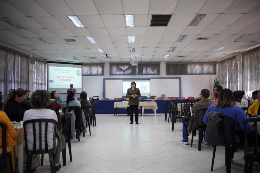 7ª Formação para o Quadro do Magistério com a Profª Dra. Sandra Puliezi teve como foco Instrução Fônica na Prática
