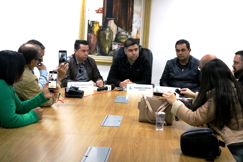 Prefeitura mantém caminhões-pipa nas ruas e detalha multas à Sabesp