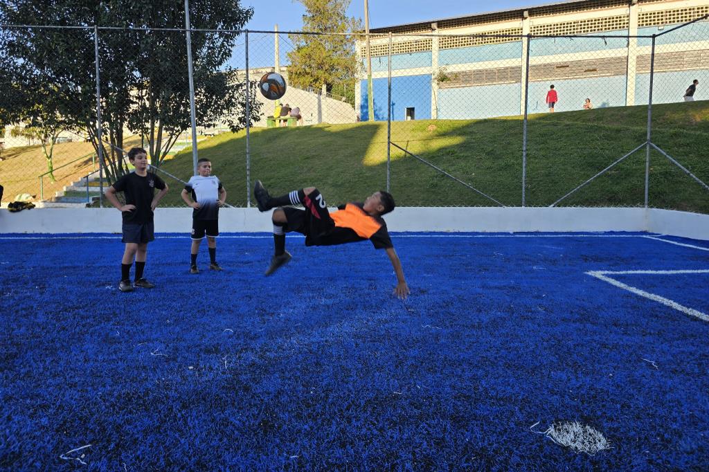 Prefeitura entrega reforma dos gramados sintéticos da Areninha e do Ginásio do Jacira