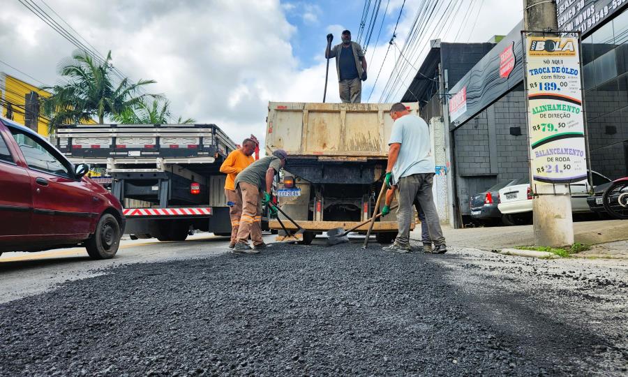 Prefeitura de Itapecerica da Serra realiza serviços de zeladoria e tapa-buracos na região central