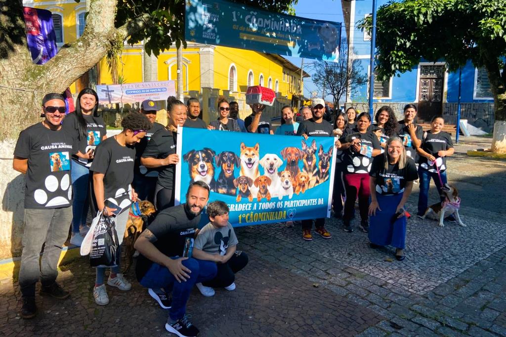 Cãominhada mobiliza população e garante adoção de animais em Itapecerica da Serra