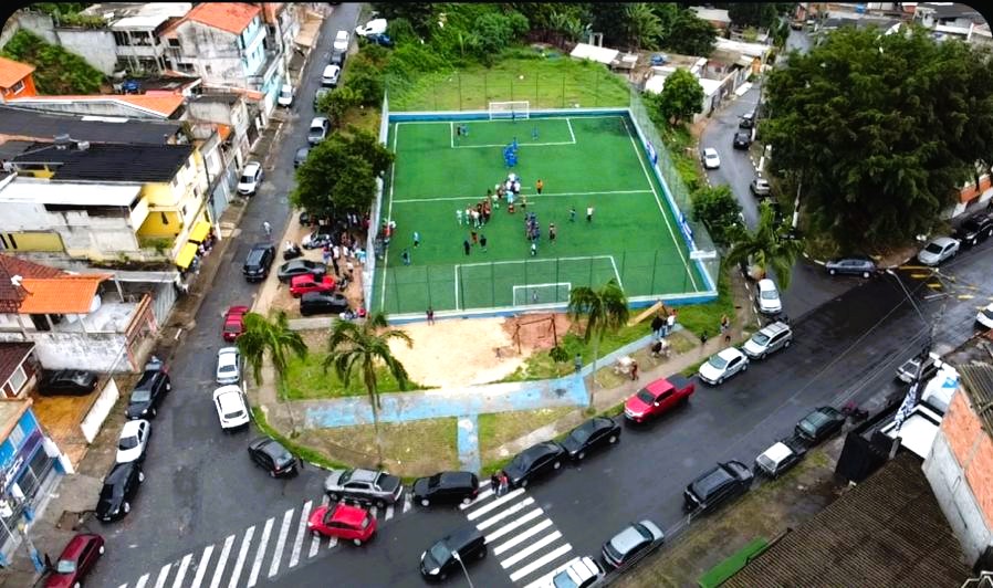 Prefeitura entrega reforma do Campo da Avenida Brasil
