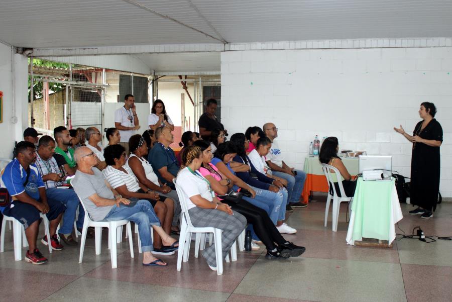Prefeitura realiza palestra de conscientização sobre descarte de resíduos e coleta seletiva
