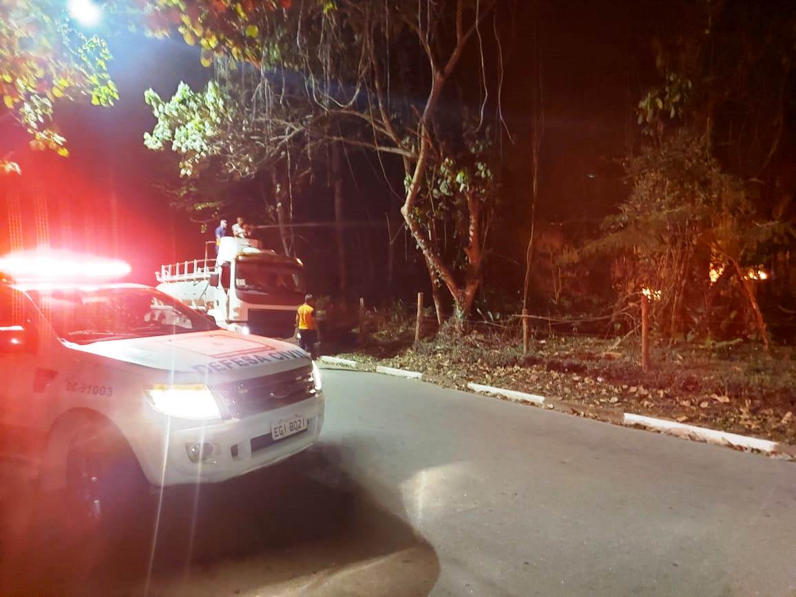 Defesa Civil Municipal e Corpo de Bombeiros trabalham juntos para controlar incêndio na Avenida Guacy Fernandes Domingues