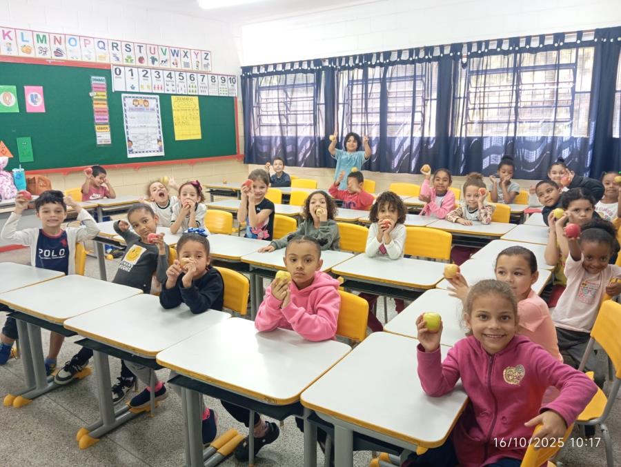 Escolas celebram o Dia da Alimentação com incentivo ao consumo de frutas