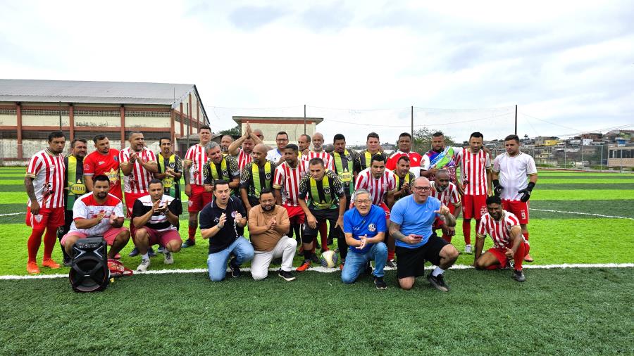 Prefeitura entrega campo com gramado sintético no Valo Velho