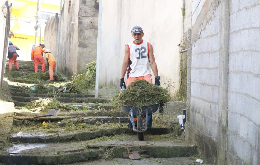 Prefeitura realiza limpeza de escadão e bueiro no Parque Paraíso