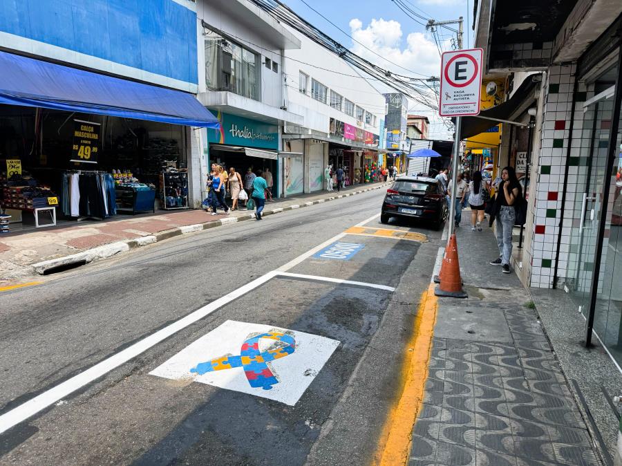 Prefeitura de Itapecerica da Serra implanta vagas de estacionamento exclusivas para pessoas com TEA